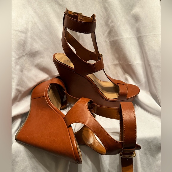 Breckelles Shoes - Caramel Brown Strappy 6” platform sandals - size 8.5